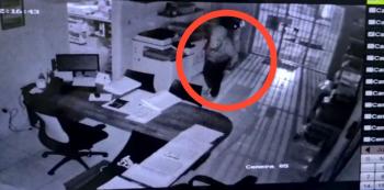 Ladrón “se paseó” sobre la mesa de un local comercial para robar.